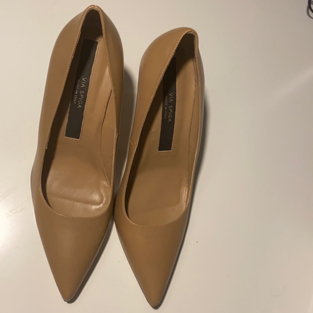 Neutral nude heeled pumps